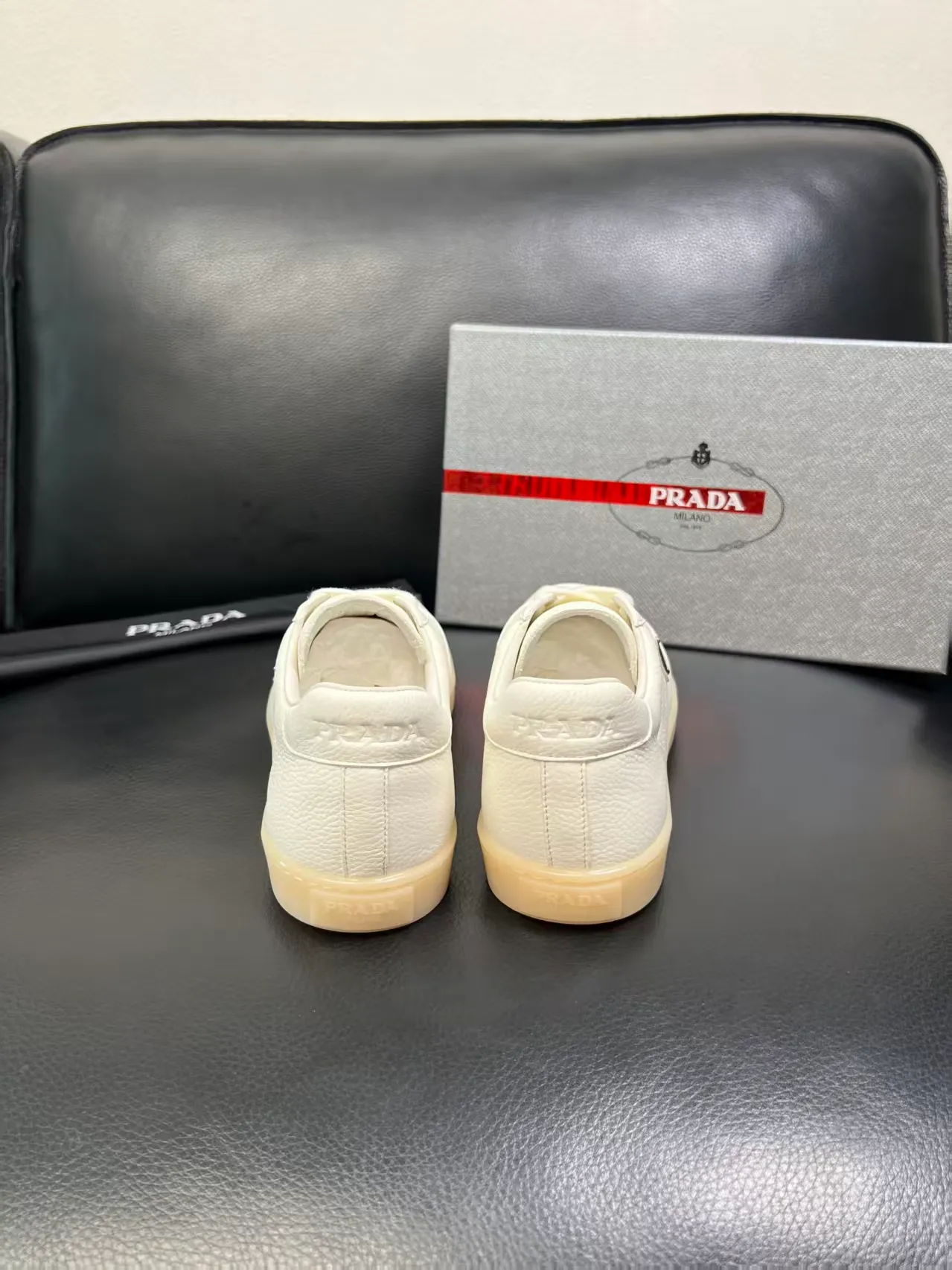 P380 38-45 Prada Prada’s new men’s leather sneakers, the highest version on the market, any comparison is welcome🆚! The original leather has excellent texture and is super high-end! Fetal sheep net lining imported from Italy, removable pad! Luxurious materials and fine workmanship, highly recommended! No. 058